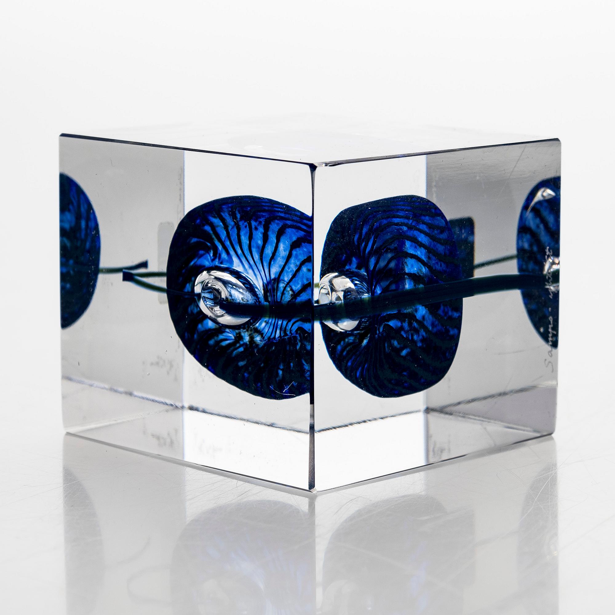 Oiva Toikka, a glass cube, signed Oiva Toikka, Nuutajärvi, Sampo-yhtiöt.