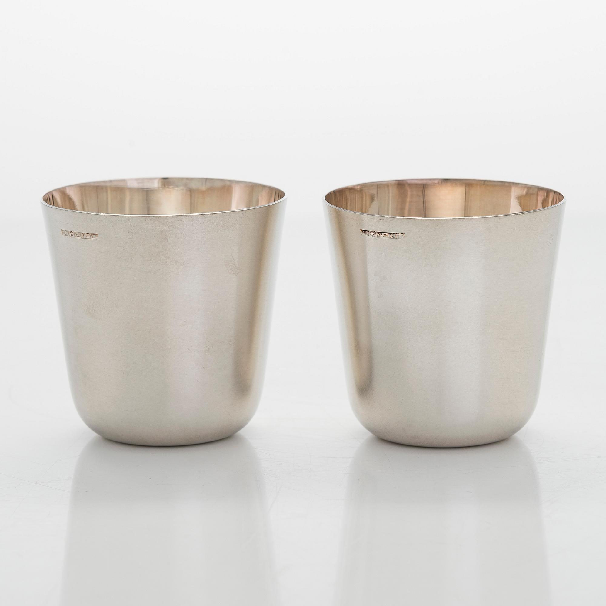 A silver punch bowl with ladle and six beakers, Auran Kultaseppä, Turku 1975-76. In original wooden box.