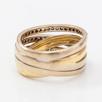 An 18K gold ring with diamonds ca. 0.53 ct in total.
