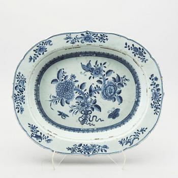 A Chinese Qianlong porcelain plate.