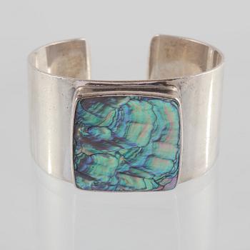 ARMRING, sterlingsilver med pauasnäcka, Palle Bisgaard, Kirke Huyllinge, Danmark. Vikt 74,7 gram.