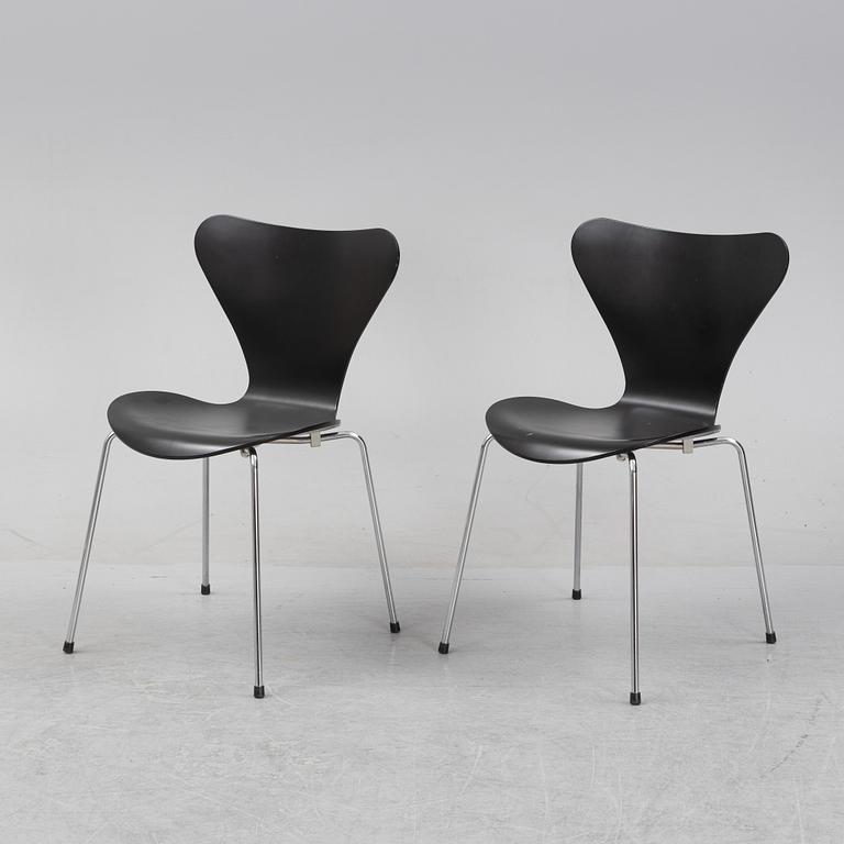 Arne Jacobsen, stolar 12 st, "Sjuan", Fritz Hansen, daterade 2003.