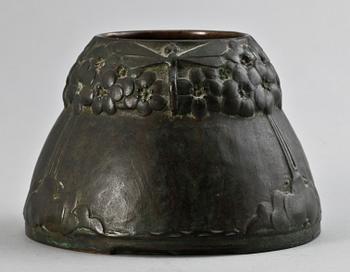 VAS, brons, jugend, Johan August Färngren, märkt J. Färngren samt Otto Meyer Fud. Dat 28/10 1919.