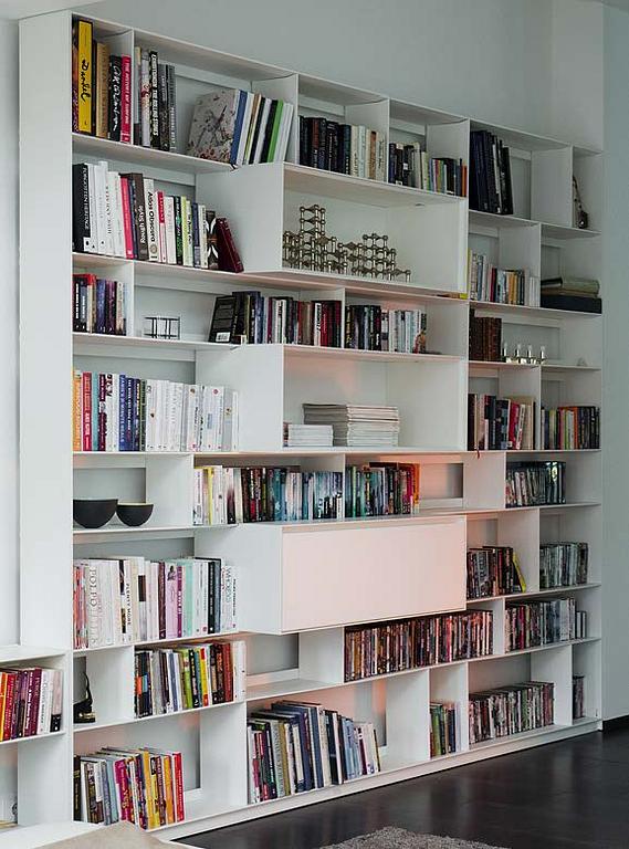 Antonio Citterio, a 'Flat C' shelving for B&B Italia.