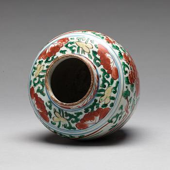A Transitional wucai jar, 17th Century.