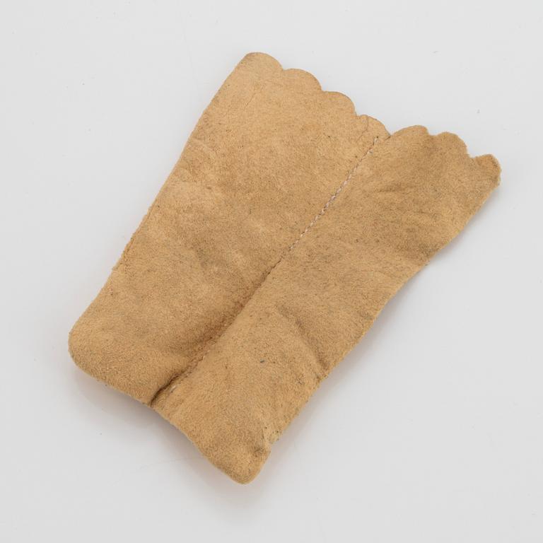 Ett par örhängen med droppformade pärlor, troligen naturliga, samt gammalslipade diamanter.