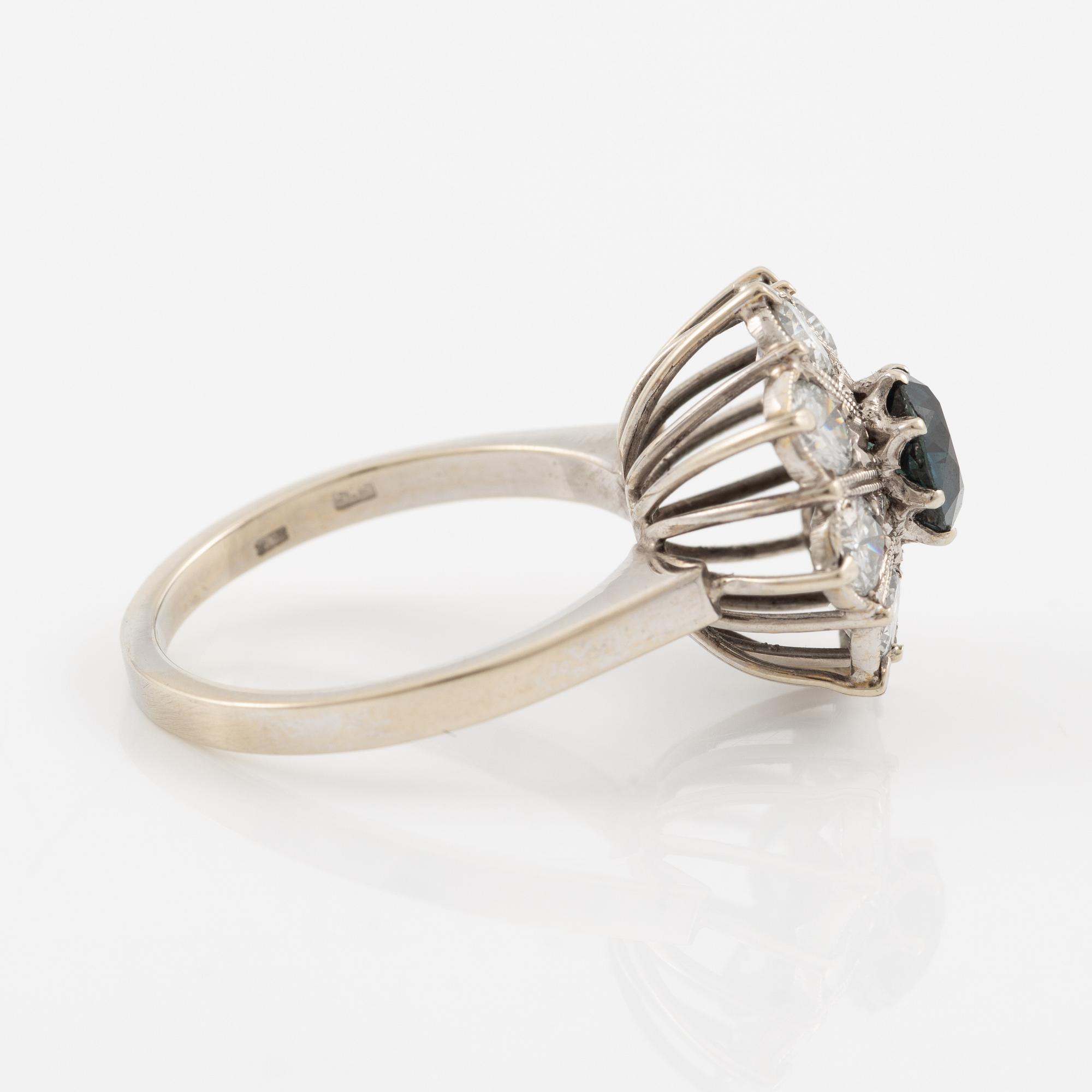 Ring, 14K vitguld med safir och briljantslipade diamanter, Österrike.