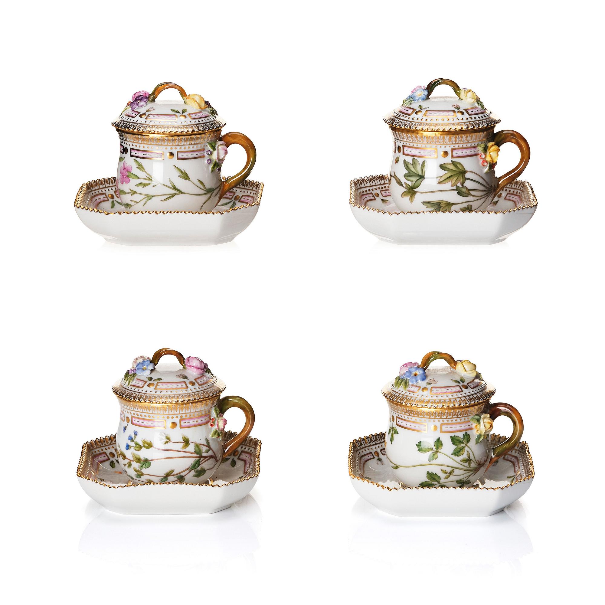 Cremekoppar med lock och fat, fyra stycken, porslin. Royal Copenhagen, "Flora Danica", Danmark, 1900-tal.