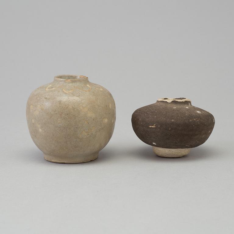 Two earthenware jars, 15/16th century, for south east asian market.