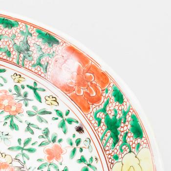 A CHINESE PORCELAIN BOWL FROM THE 19TH CENTURY.