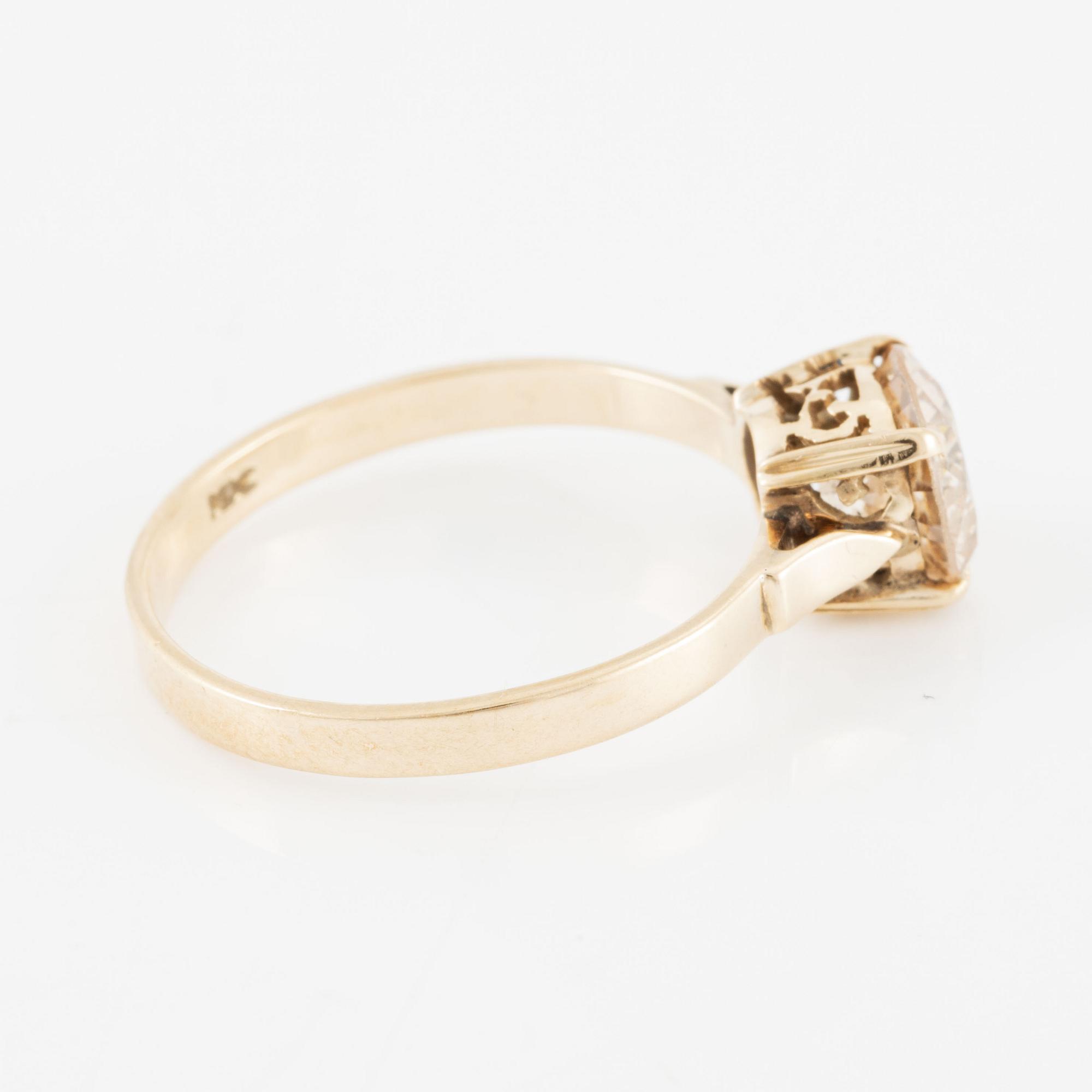 Ring, 18K gold with yellow-toned synthetic stone.