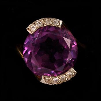 RING, 18k guld med diamanter tot ca 0,4 ct, samt ametist.Vikt ca 8 g.