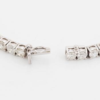 An 18K white gold bracelet set with round brillliant-cut diamonds.