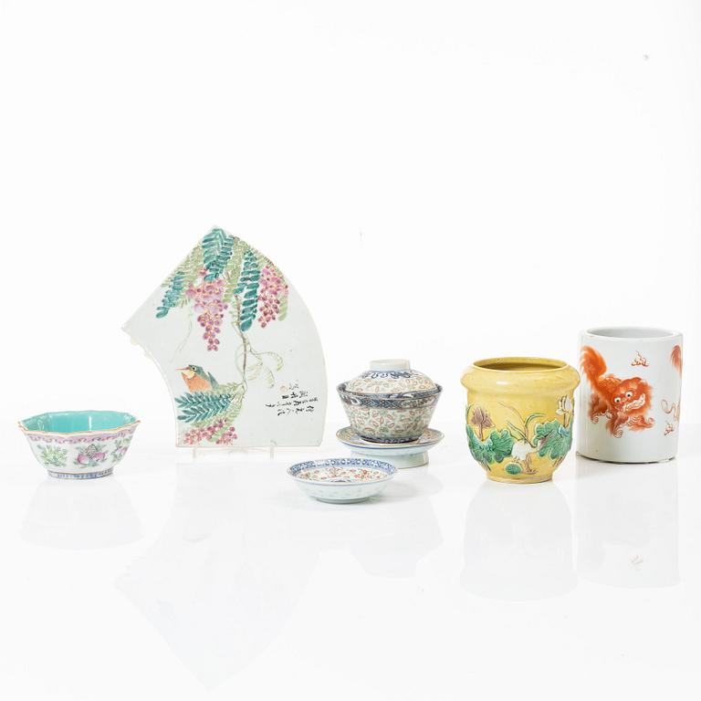 A group lot of Chinese porcelain, late Qing dynasty/early 20th century.