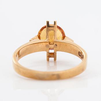 Ring, 14K guld och syntetisk safir. Alppikulta, Helsingfors 1962.