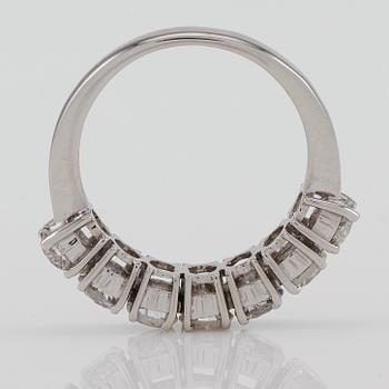 RING, 18K vitguld och diamanter tot ca 2.20 ct.