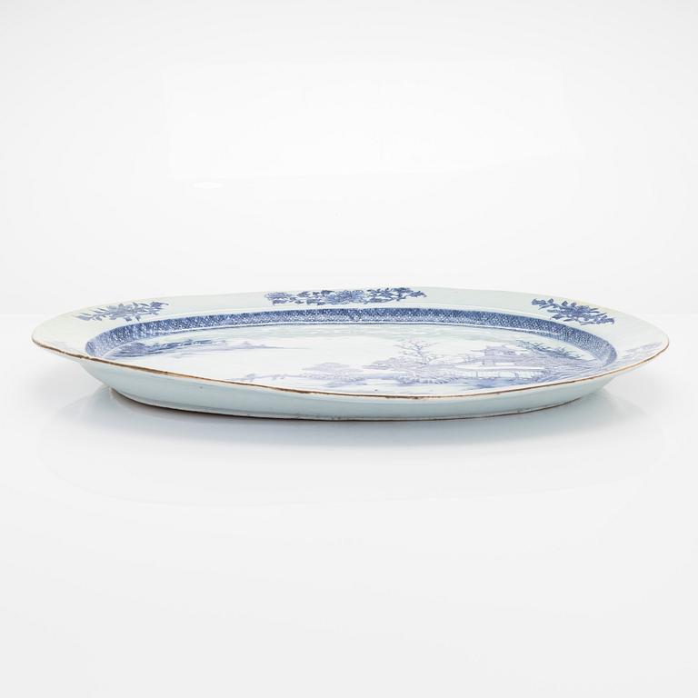 A porcelain serving dish, Qing dynasty, Qianlong period (1736-95).