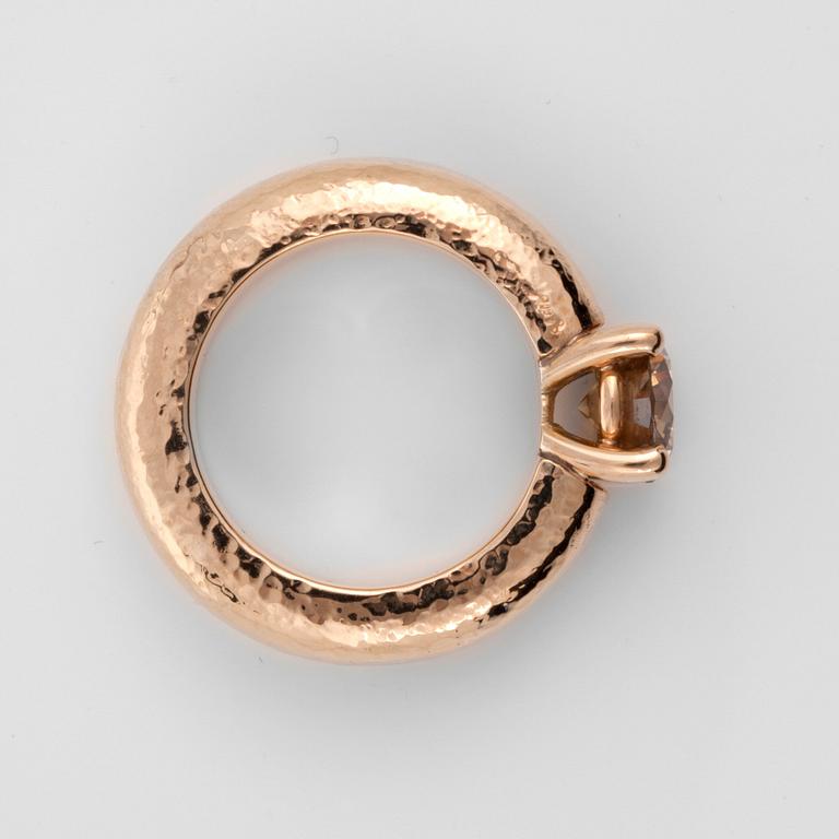 A 1.60 cts brown diamond ring.