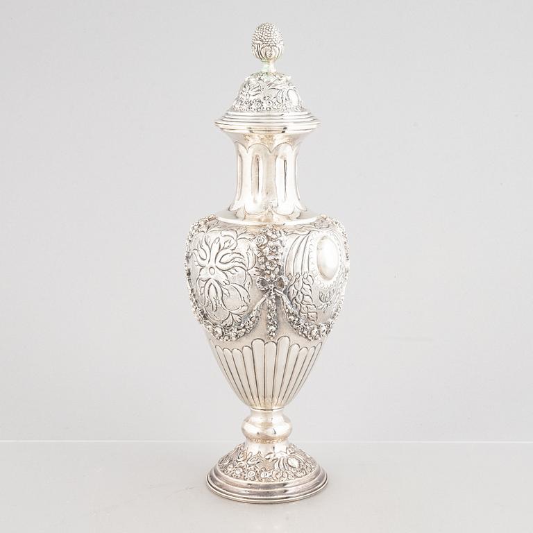 A lided silver vase, Louis XVI style, 20th Century.