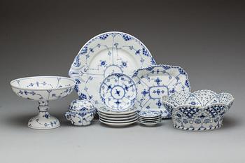 SERVISDELAR, 32 delar, porslin, "Musselmalet", Royal Copenhagen.