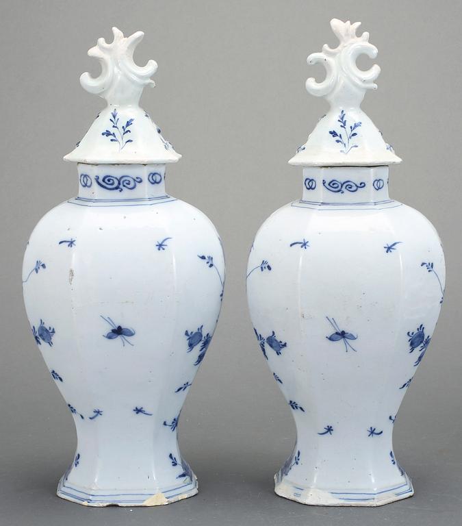 LOCKVASER, ett par, fajans, Delft, 1700-tal.