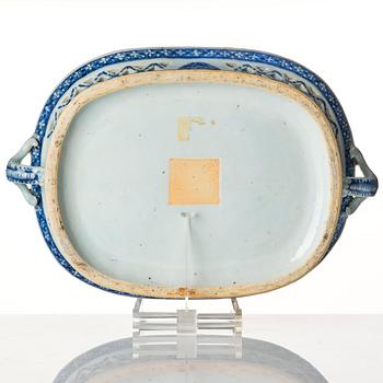 A blue and white oval chesnut basket, Qing dynasty, Qianlong (1736-95).