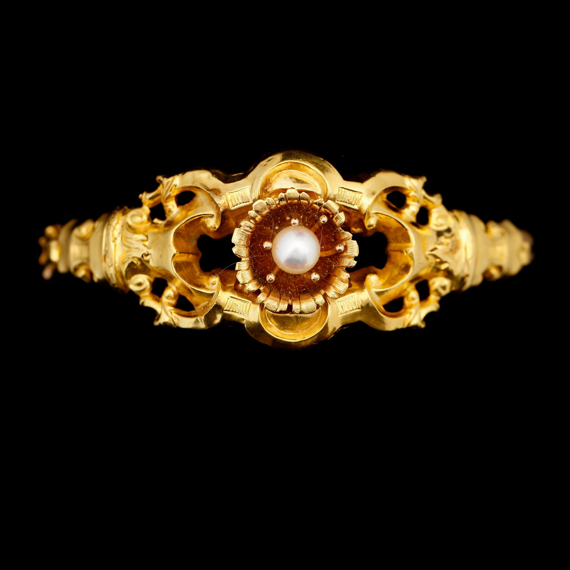 ARMBAND, 18K guld, odlad pärla, 1846. Total vikt ca 20 g.