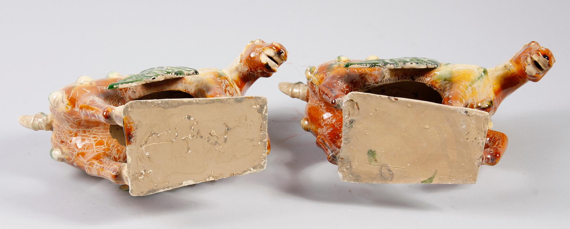 FIGURINER, 2 st snarlika, porslin, 1900-tal, Kina.