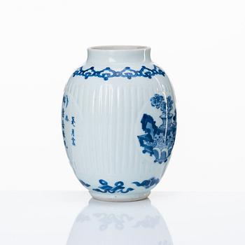 A blue and white tea caddy, Qing dynasty, Kangxi (1662-1722).