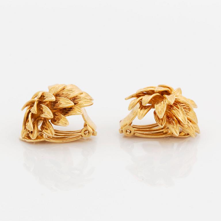 En brosch och ett par örhängen 18K guld med runda briljantslipade diamanter.