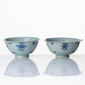 A pair of blue and white bowls. Ming dynasty, 16th century.