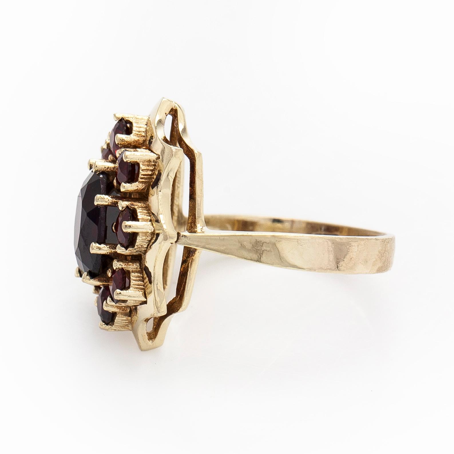 Sormus, 8K kultaa ja granaatteja.