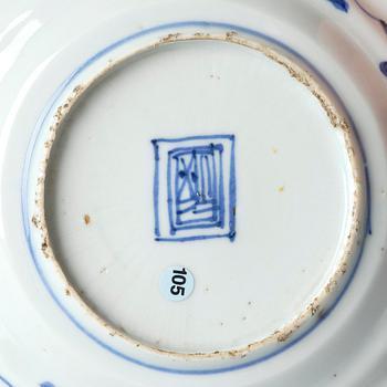 A blue and white brushpot and a dish, Tianqi/Chongzhen, mid 17th century.