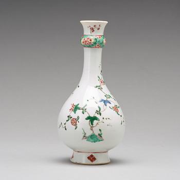 VAS, porslin. Qing dynastin, Kangxi (1662-1722).