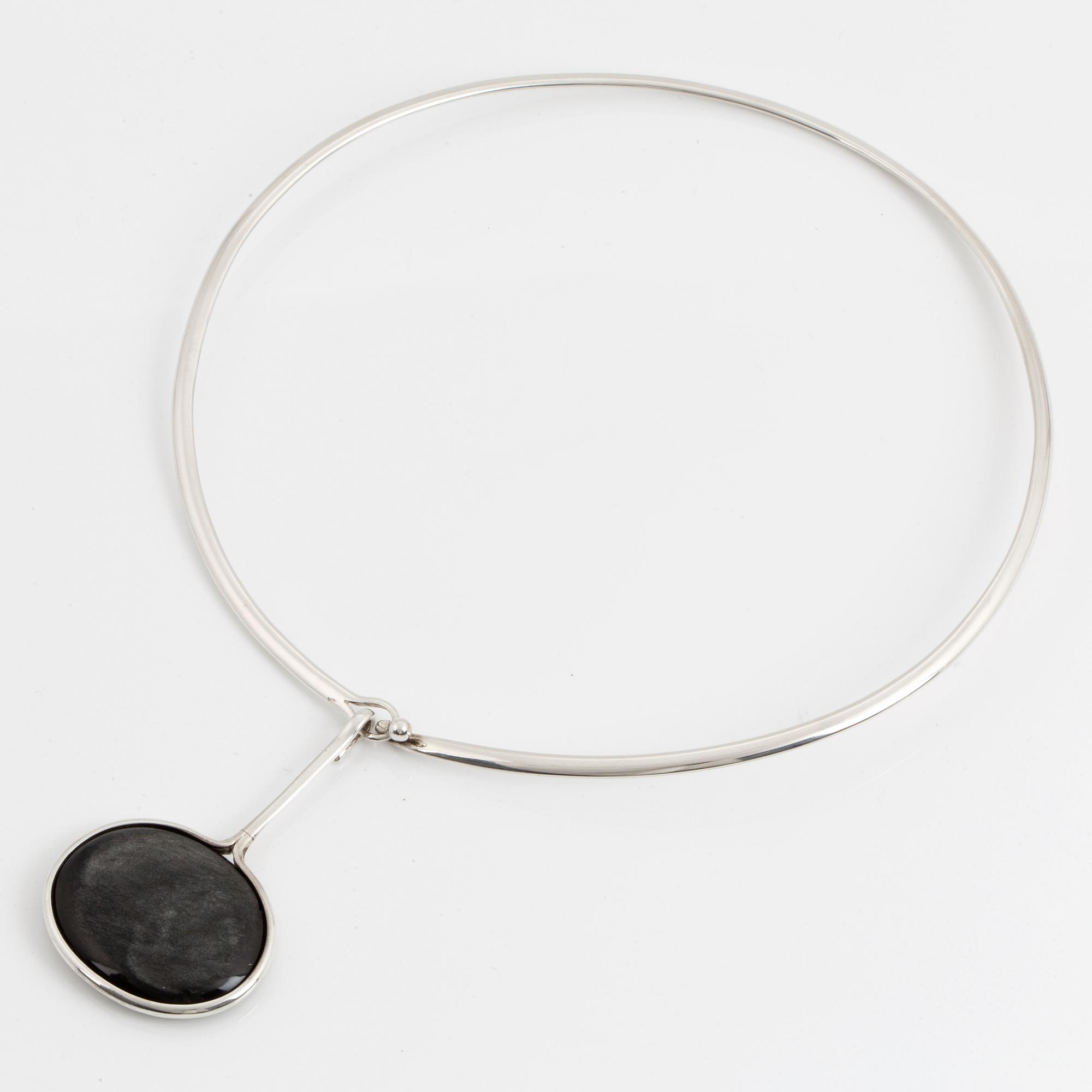 VIVIANNA TORUN BÜLOW-HÜBE, a sterling silver necklace with reversible mother-of-pearl and stone pendant.