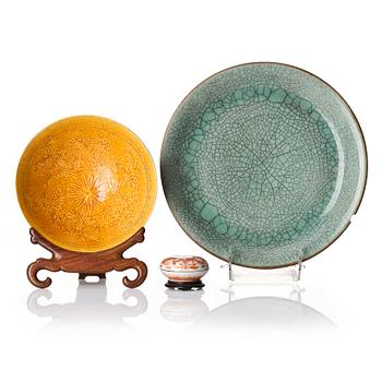 1069. A ge glazed dish, yellow glazed bowl, and a five clawed dragon box with cover, late Qing dynasty.