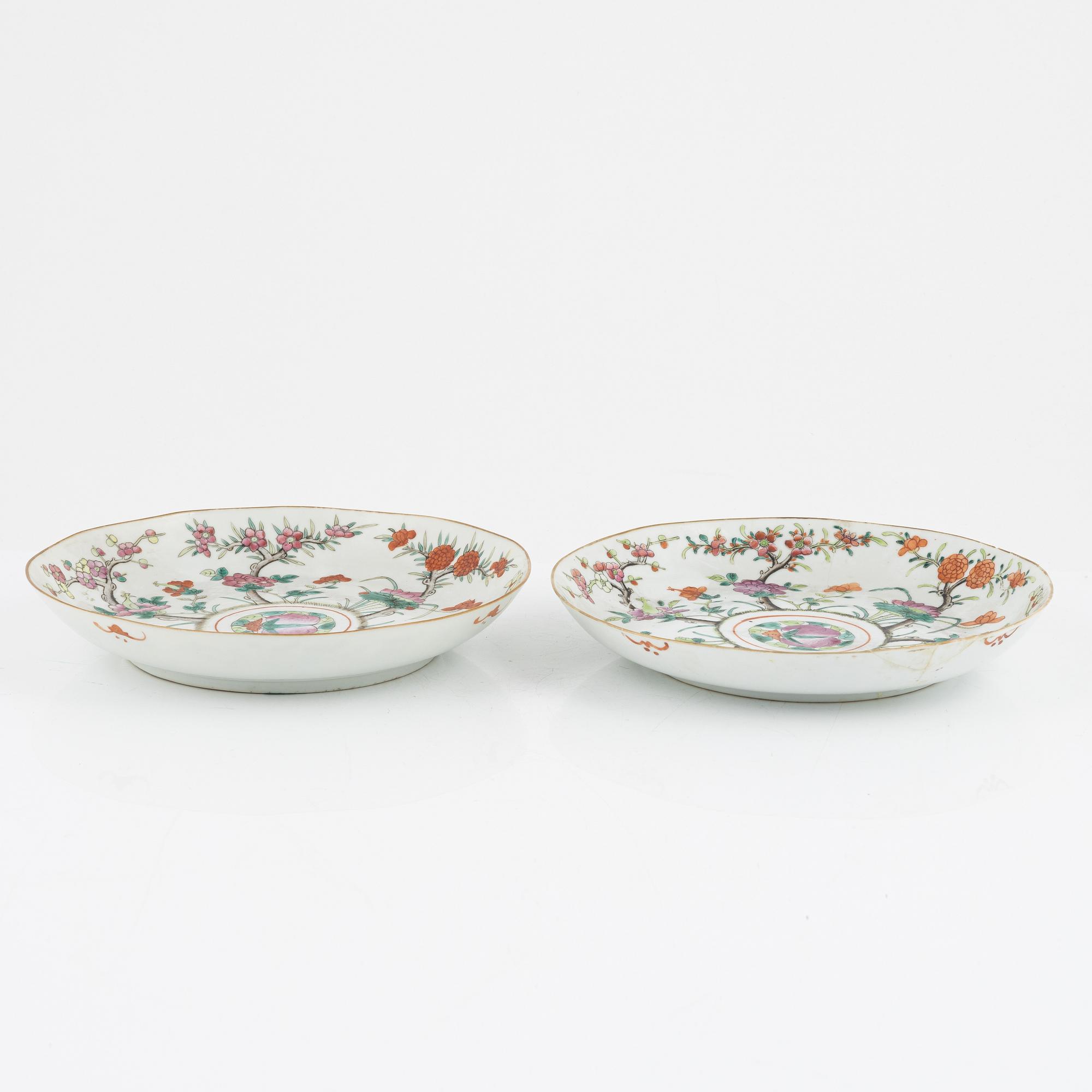 A pair of famille rose dishes, Qing dynasty, circa 1900.