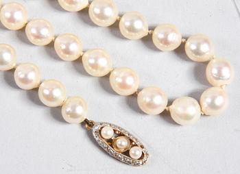 PÄRLCOLLIER, med guldlås.