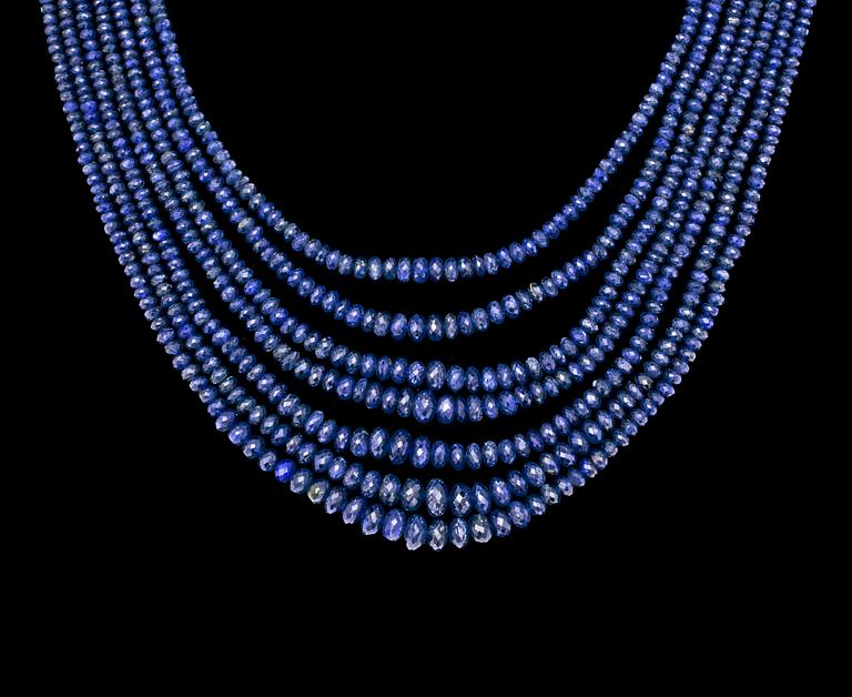 COLLIER, 7 rader fasetterade blå safirer, lås med briljantslipade diamanter, tot. ca 0.40 ct.