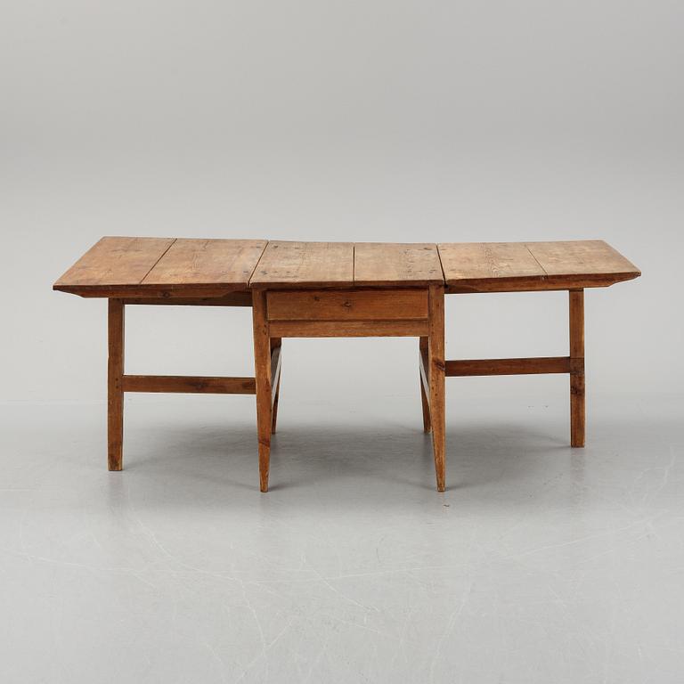 A pine gate-leg table, 19th Century.