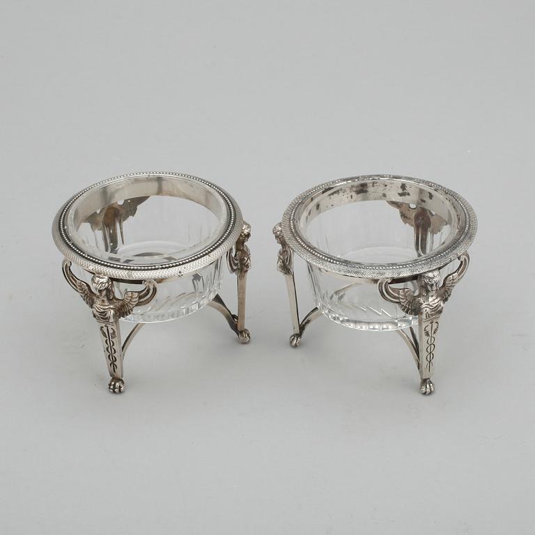 SALTKAR, ett par mycket snarlika, silver, empire, Paris 1800-talets första hälft. Silvervikt tot ca 177 gram.