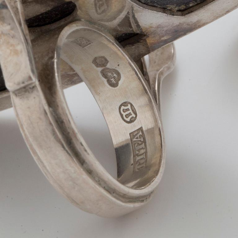 RINGAR, 3 st, varav en med oval bergkristall och lila sten.