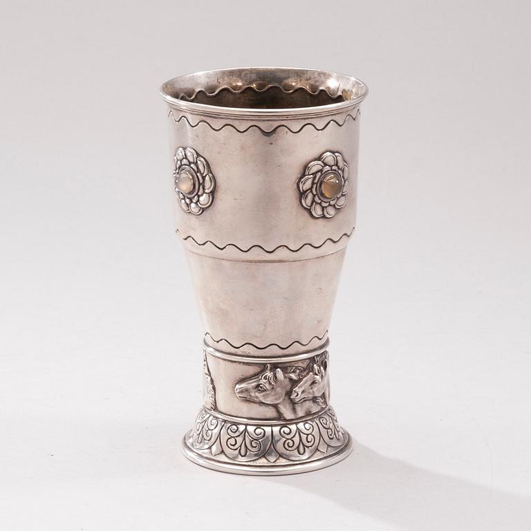 BÄGARE, silver med halvädelstenar, hovjuvelerare Morosov Ryssland, S:t Petersburg ca 1900. Totalvikt 375 g.