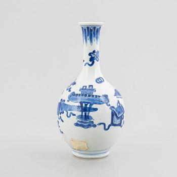 A Chinese blue and white porcelain vase, late Qing dynasty/around 1900.