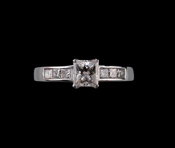 523. A RING, princess cut diamonds c. 1.13 ct. Center stone 0.65 ct. H/vs1 IGI certificate. Weight 4,5 g.