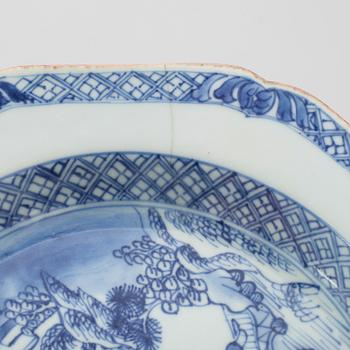 TALLRIKAR, 5 st olika, porslin, Kina, Qianlong 1736-1795.