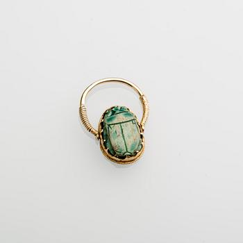 RING, 18 k guld med enligt uppgift forntida skarabé. Vikt ca 4 g.