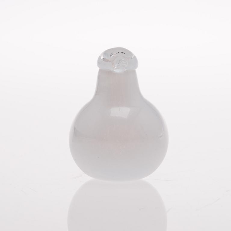 A glass bird signed O. Toikka Nuutajärvi.