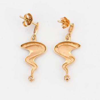 ÖRHÄNGEN, 18K guld + 2 briljanter ca 0.08 ct, Pernilla Wiberg collection från Alton.