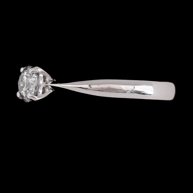 RING, 18K vitguld, solitär briljantslipad diamant ca 0.73 ct.